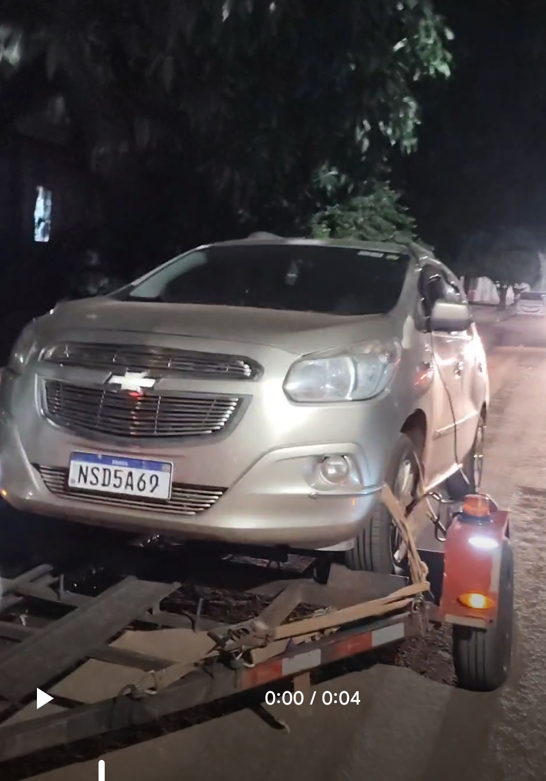 Reboque de veículo durante a noite