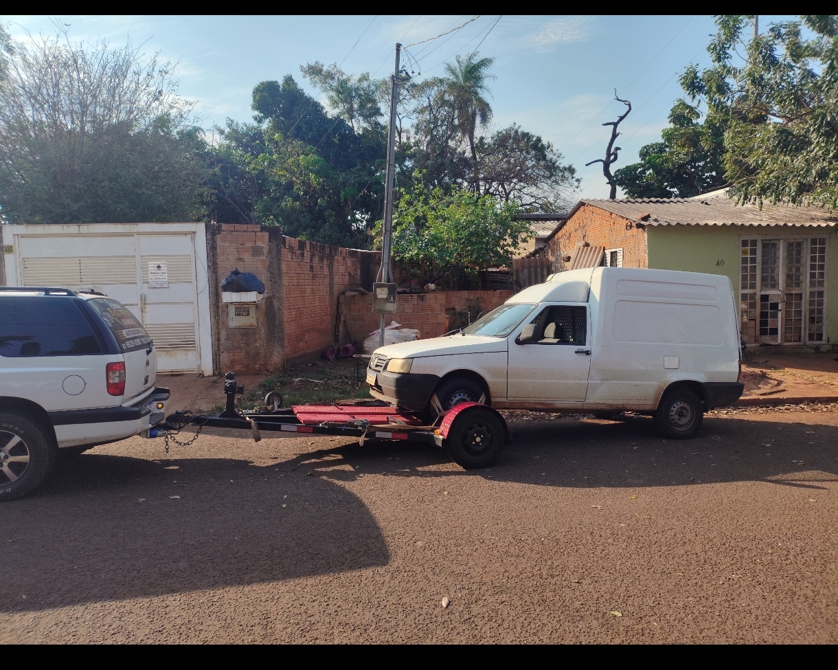 Guincho da BioLogística rebocando um veículo em uma rua de Campo Grande