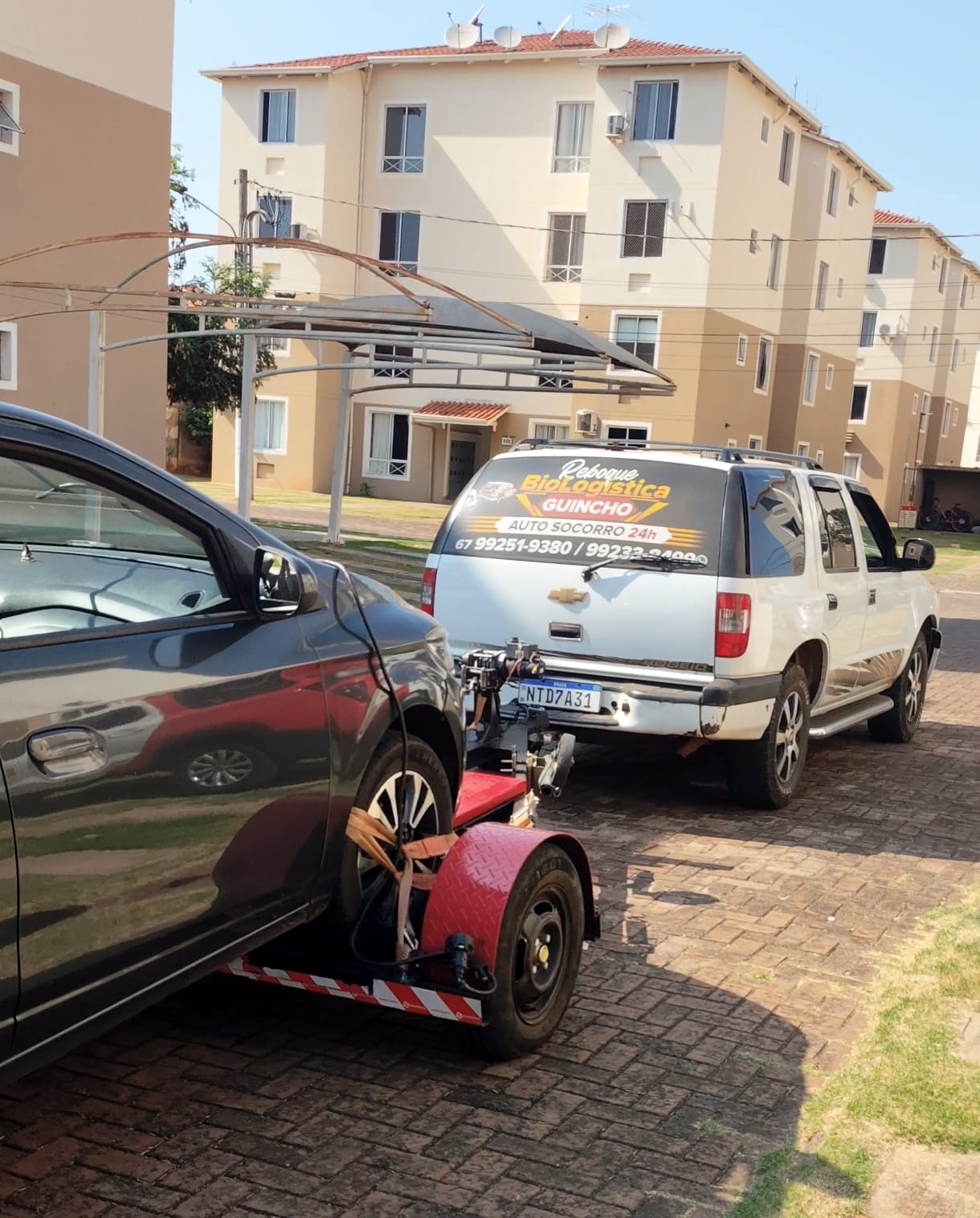 Retirada de carro de dentro de um condomínio