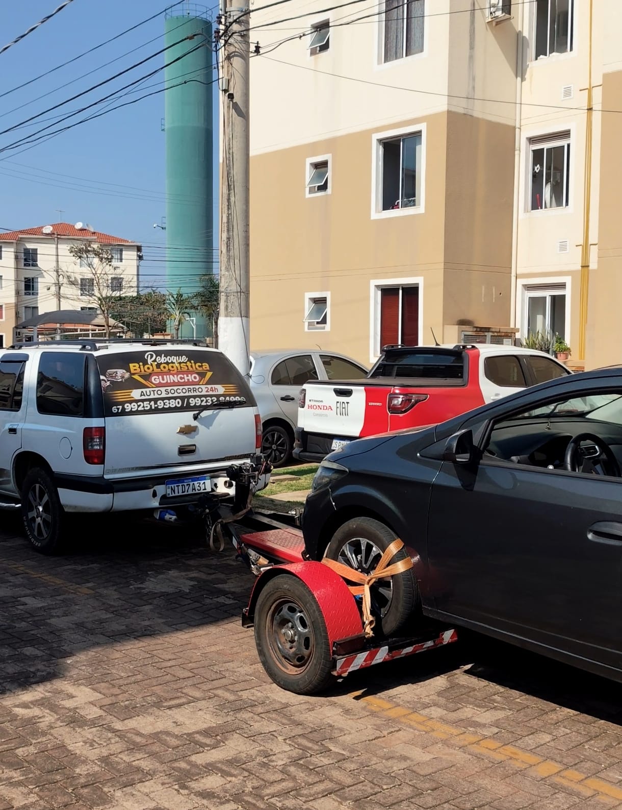 Sedã sobre a prancha do guincho