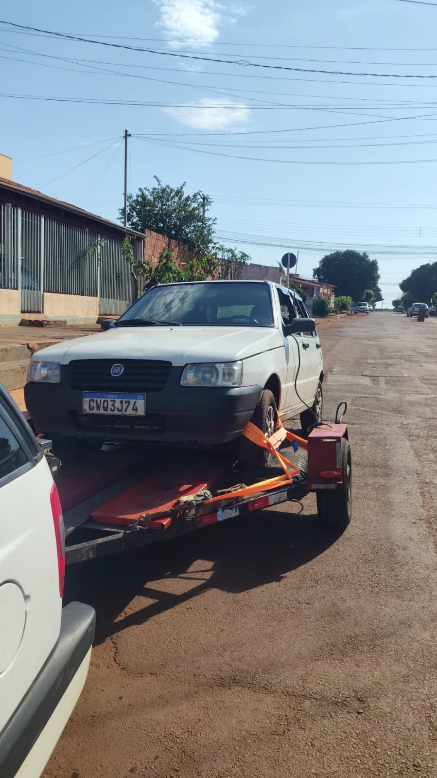 Veículo popular sendo transportado na prancha